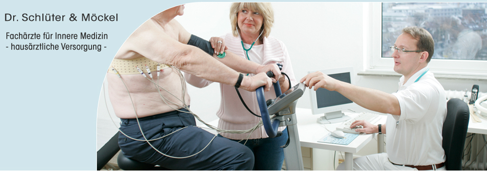 Dr. Frank Schlüter mit Patienten während eines Belastungs-EKG